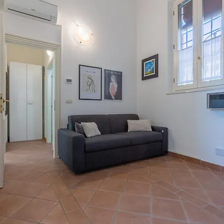 Guesthost - Dimora Storica Manfredini Nel Cuore Di Apartment *