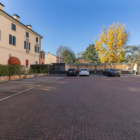 Guesthost - Dimora Storica Manfredini Nel Cuore Di *