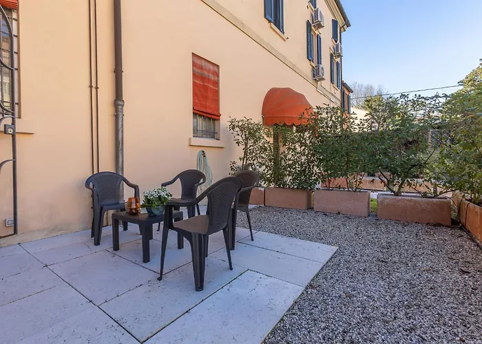 Guesthost - Dimora Storica Manfredini Nel Cuore Di Ferrara